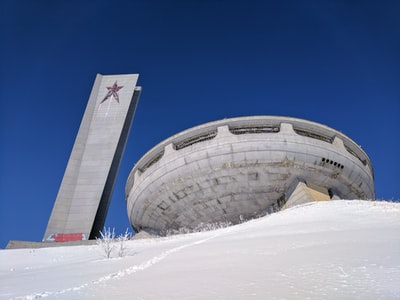 白色和红色飞机在白天白雪覆盖的地面上

